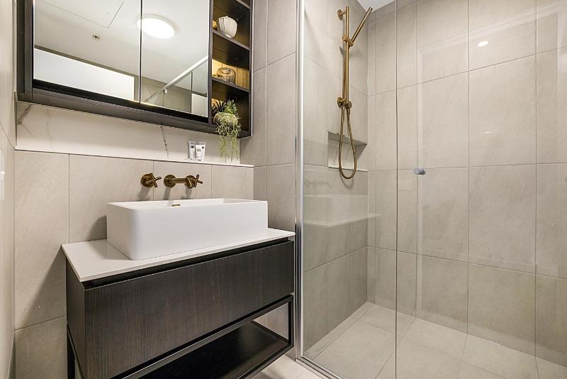 Near MCG 1BR with Balcony River Views & Parking - image 12
