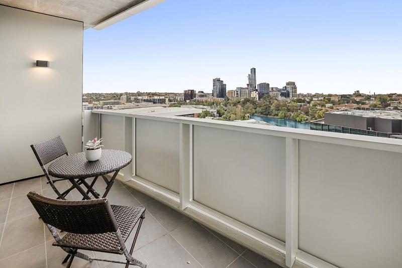 Near MCG 1BR with Balcony River Views & Parking - image 15