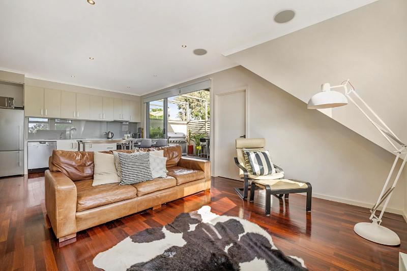 Stunning 2-Bed Unit with BBQ Patio near Dining - image 1