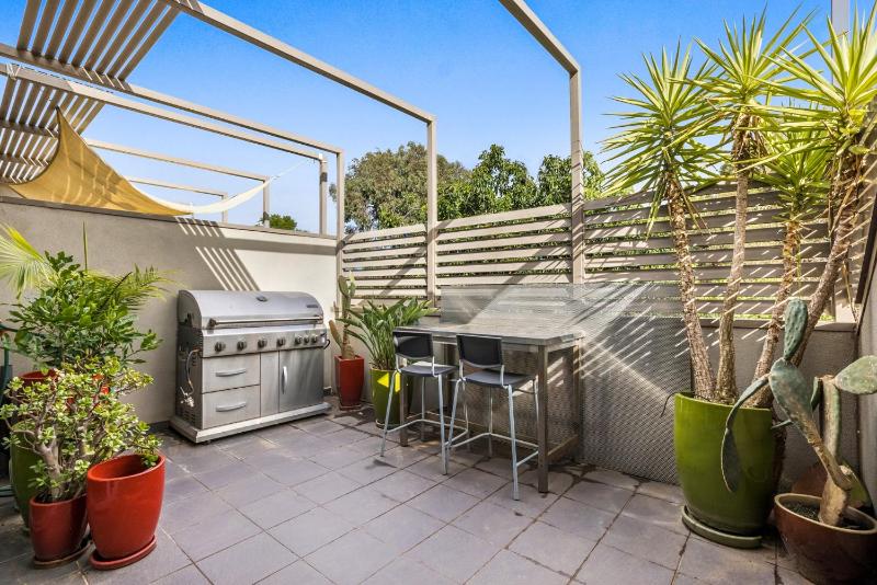 Stunning 2-Bed Unit with BBQ Patio near Dining - image 7