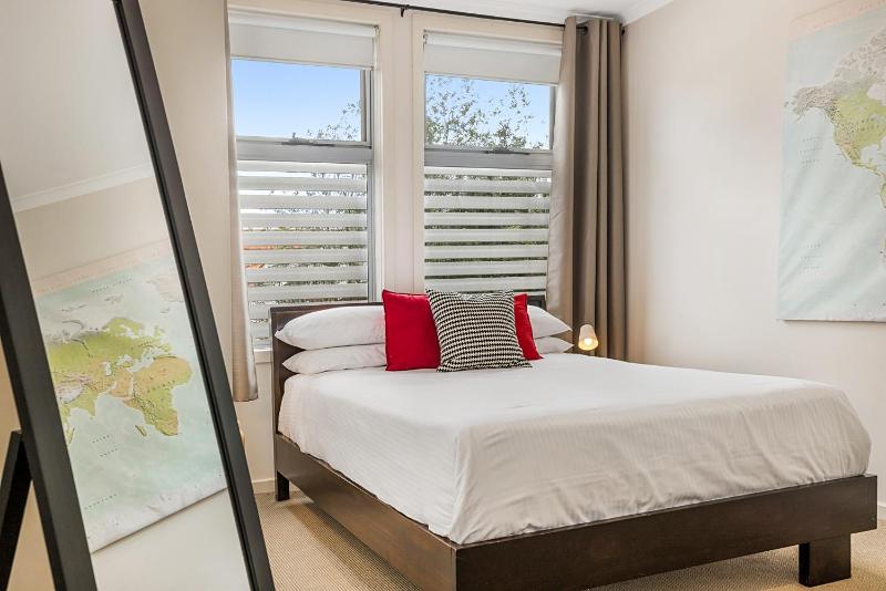 Stunning 2-Bed Unit with BBQ Patio near Dining - image 12