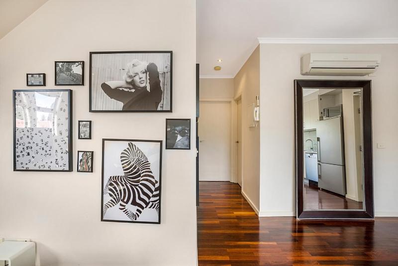 Stunning 2-Bed Unit with BBQ Patio near Dining - image 2