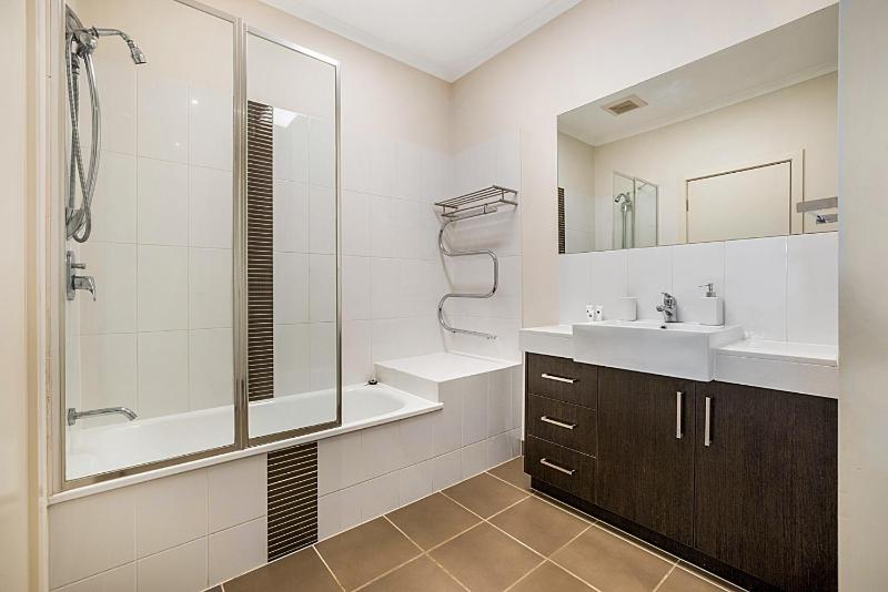 Stunning 2-Bed Unit with BBQ Patio near Dining - image 6