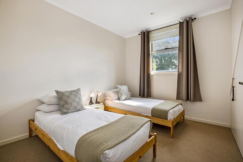 Stunning 2-Bed Unit with BBQ Patio near Dining - image 11