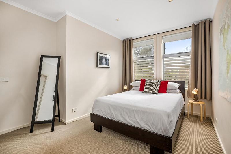 Stunning 2-Bed Unit with BBQ Patio near Dining - image 10
