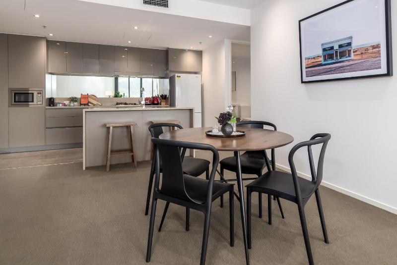 Executive Balcony Apartment in Central Canberra - image 11