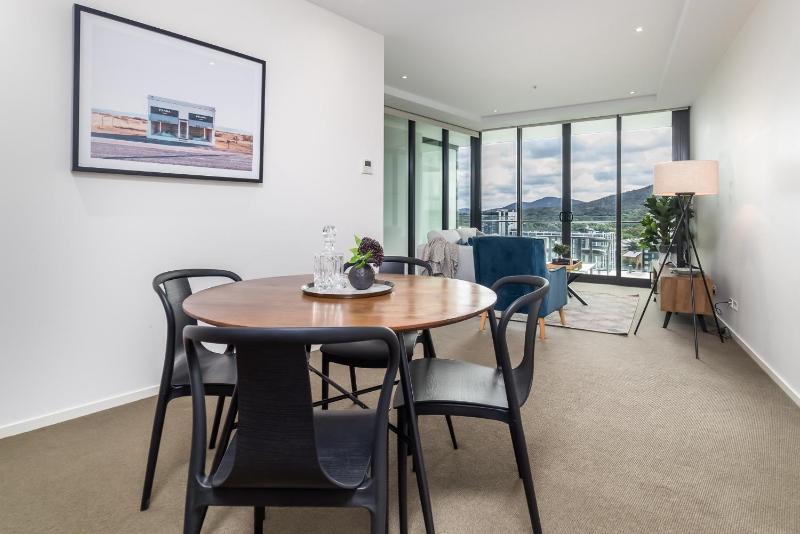 Executive Balcony Apartment in Central Canberra - image 4