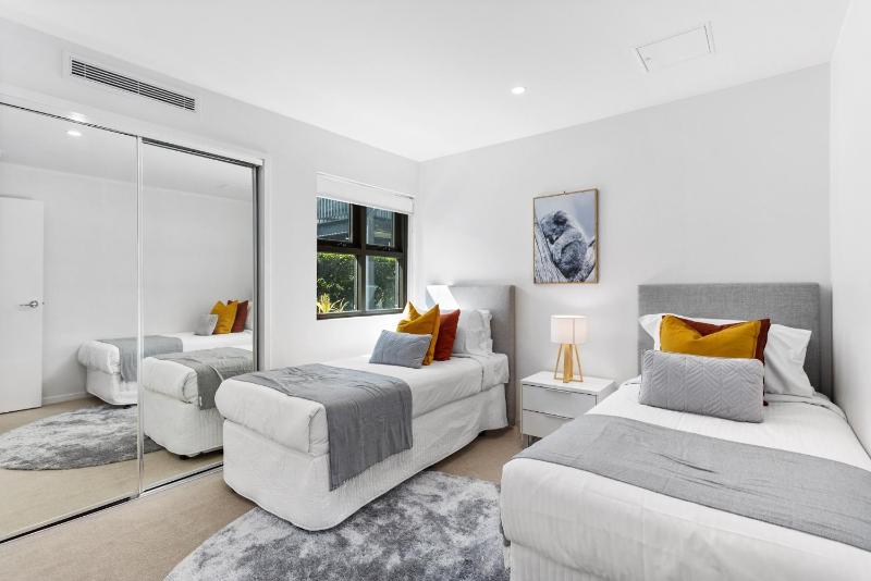 Spacious and Superb 3-Bed Apartment - image 14