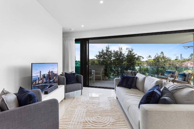 Spacious and Superb 3-bed Apartment - image 1