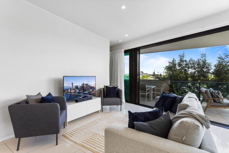Spacious and Superb 3-bed Apartment - image 11