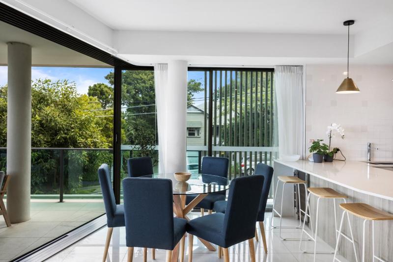 Spacious and Superb 3-bed Apartment - image 8