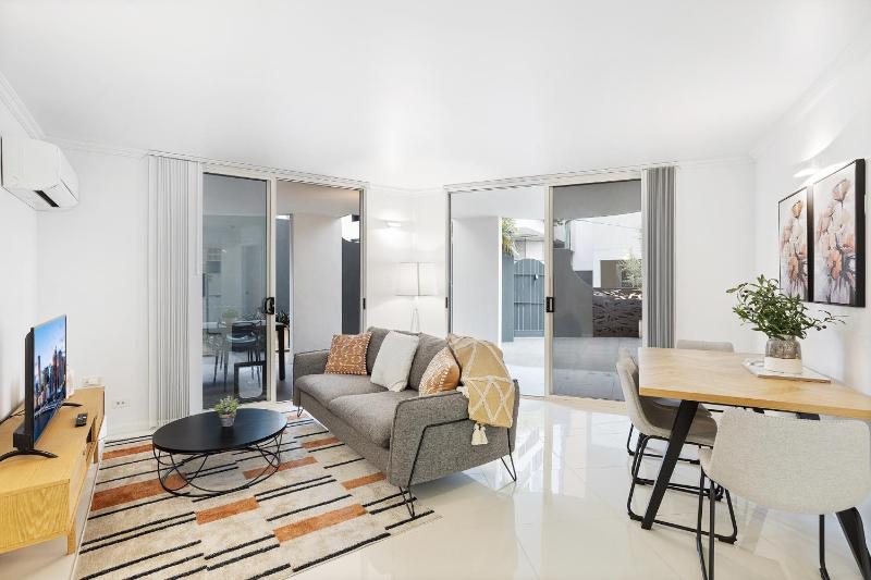 Comfy 2-Bed with Pool and Secure Parking - image 1
