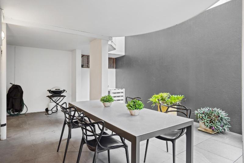 Comfy 2-Bed with Pool and Secure Parking - image 9