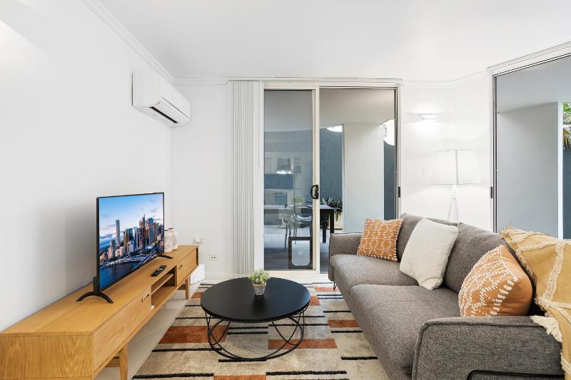 Comfy 2-Bed with Pool and Secure Parking - image 9