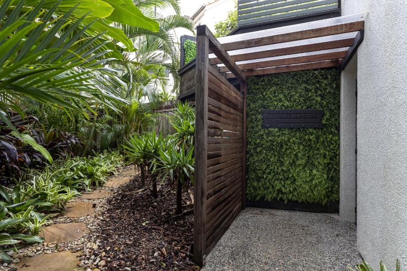 Beachside 2-Bed House with Pool Courtyard & BBQ - image 3