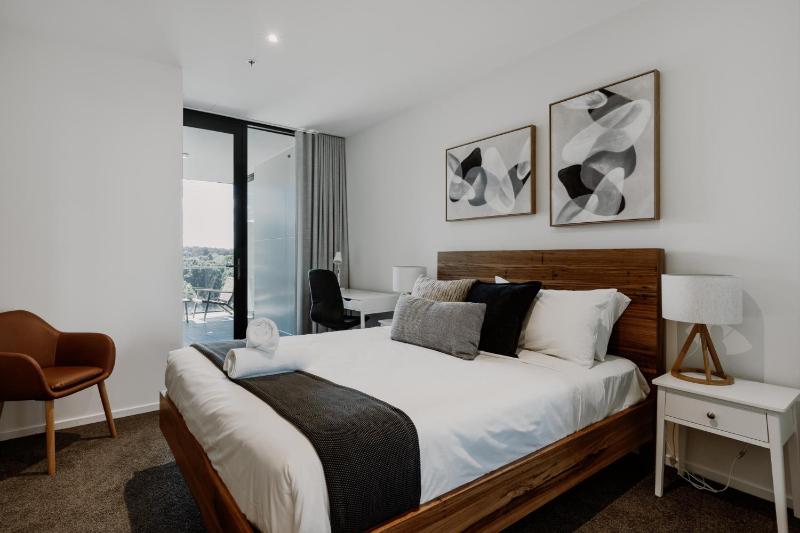 Center 1-Bed with Gym BBQ and Stunning Views - image 6