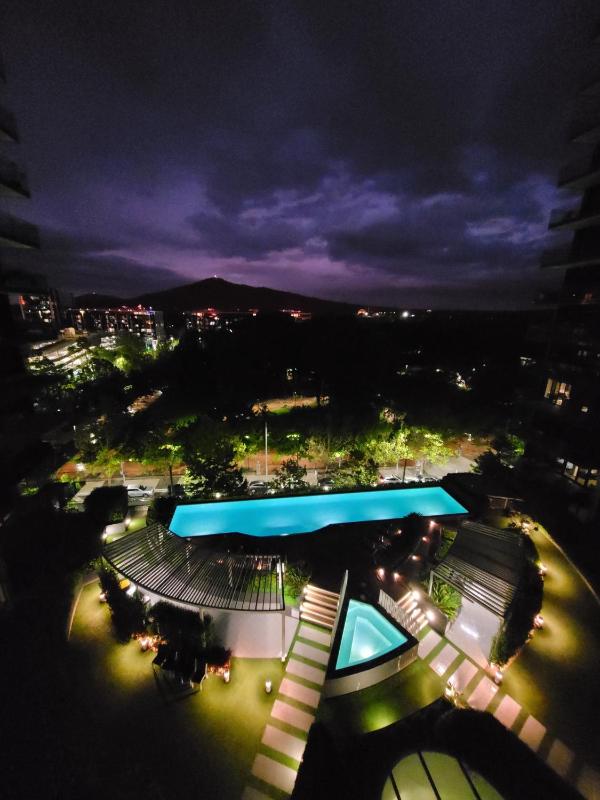 Center 1-Bed with Gym BBQ and Stunning Views - image 11