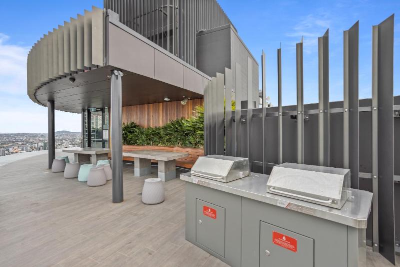 Cosy 1-Bed with River Views Pool Gym & BBQ - image 9