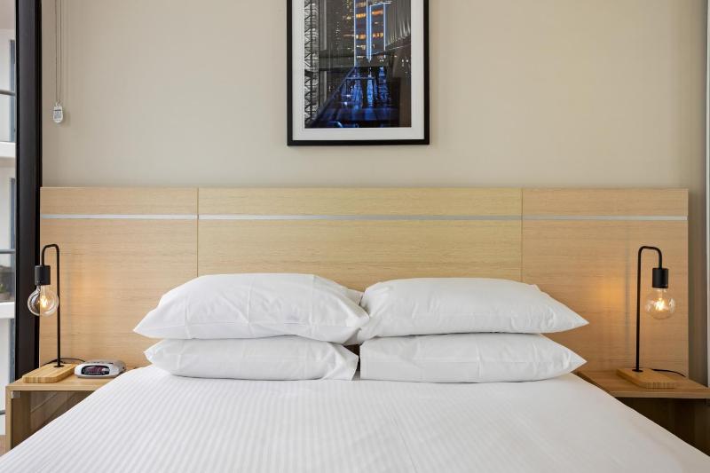Cosy 1-Bed with River Views Pool Gym & BBQ - image 8