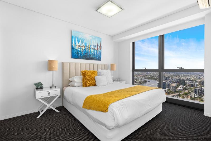 Stunning River View 2-Bed with Pool Sauna and Gym - image 6