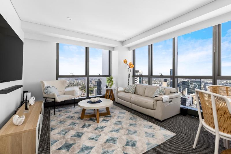 Stunning River View 2-Bed with Pool Sauna and Gym - image 1