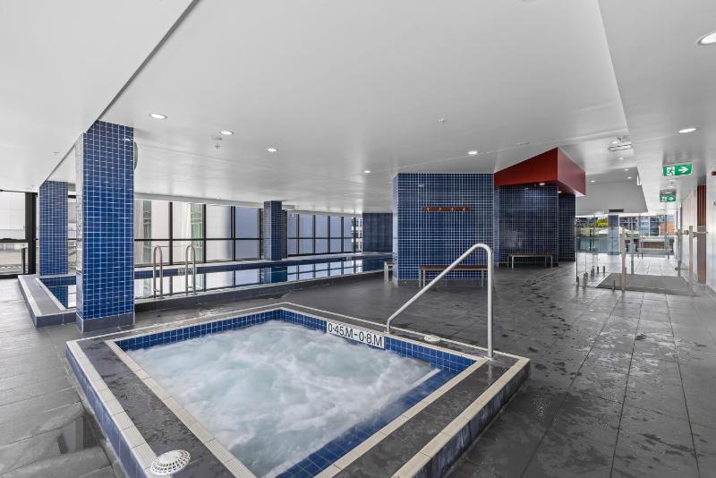 Stunning River View 2-Bed with Pool Sauna and Gym - image 13
