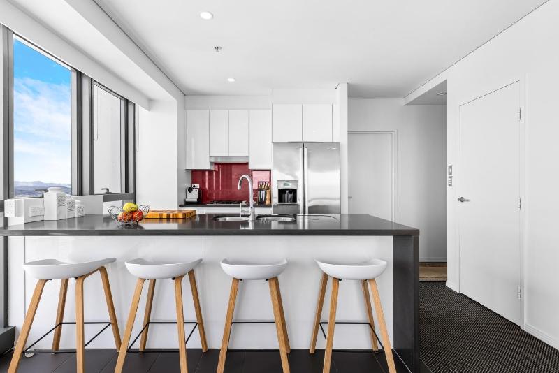 Stunning River View 2-Bed with Pool Sauna and Gym - image 3