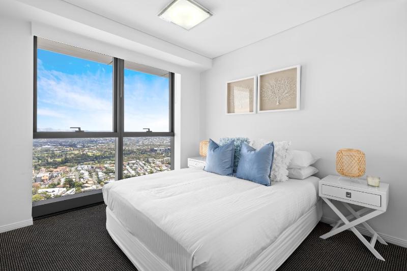 Stunning River View 2-Bed with Pool Sauna and Gym - image 12