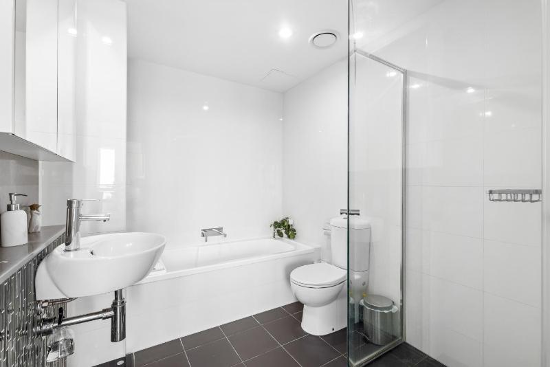 Stunning River View 2-Bed with Pool Sauna and Gym - image 7