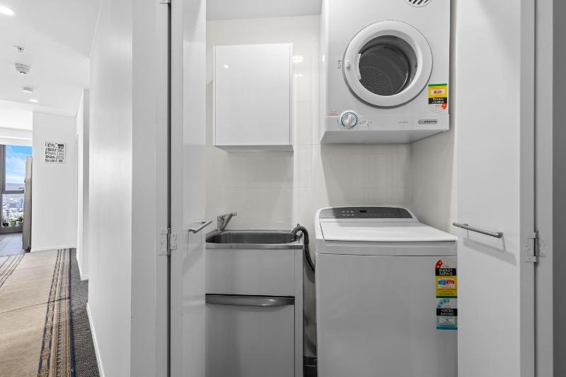 Stunning River View 2-Bed with Pool Sauna and Gym - image 15