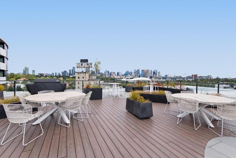 Executive 2-Bed Apartment with Views Gym and Pool - image 5