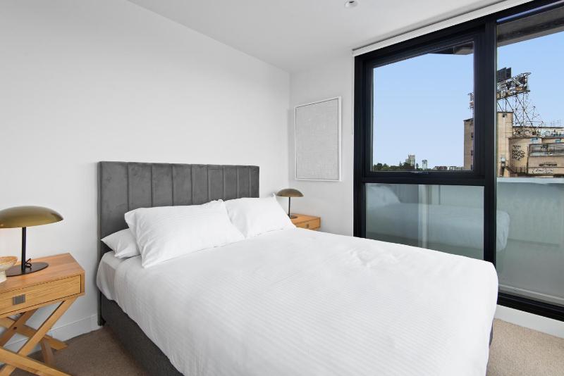 Executive 2-Bed Apartment with Views Gym and Pool - image 15
