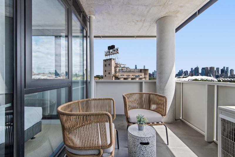 Executive 2-Bed Apartment with Views Gym and Pool - image 10