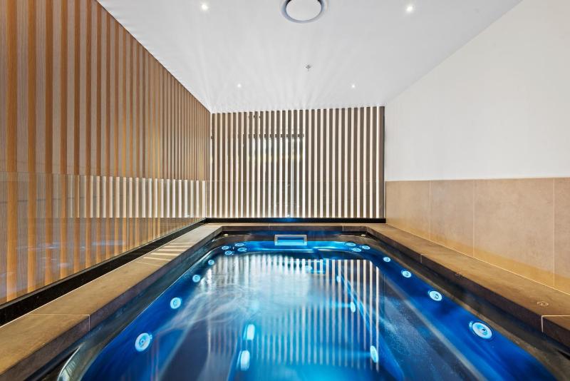 Executive 2-Bed Apartment with Views Gym and Pool - image 4