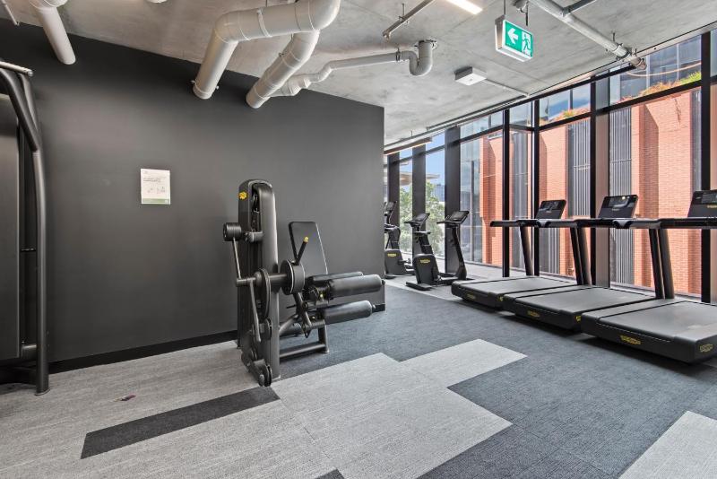 Executive 2-Bed Apartment with Views Gym and Pool - image 2