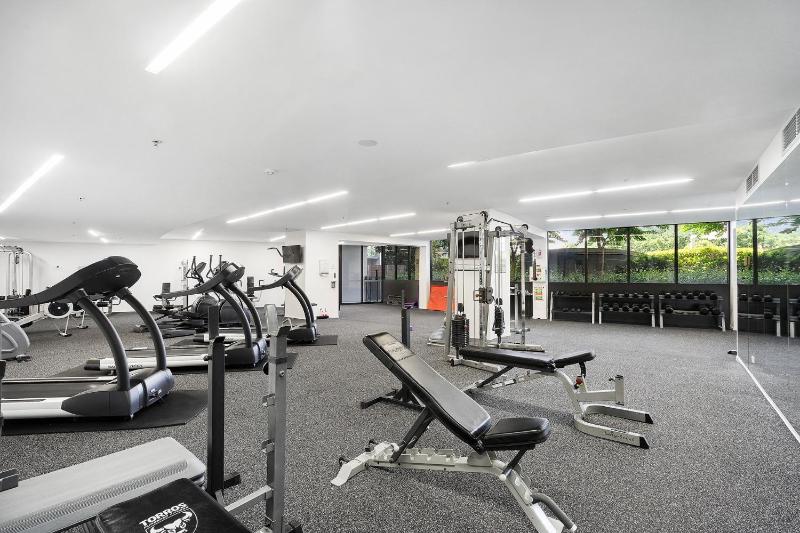 1-Bed with Amazing Views Gym BBQ & Parking - image 8