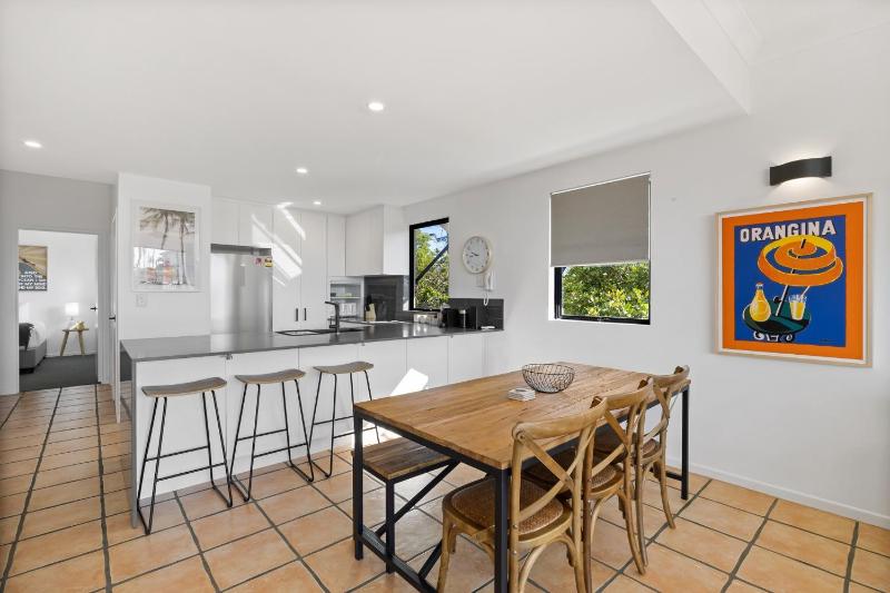 Pristine 2-Bed Apartment with Pool and Balcony - image 8