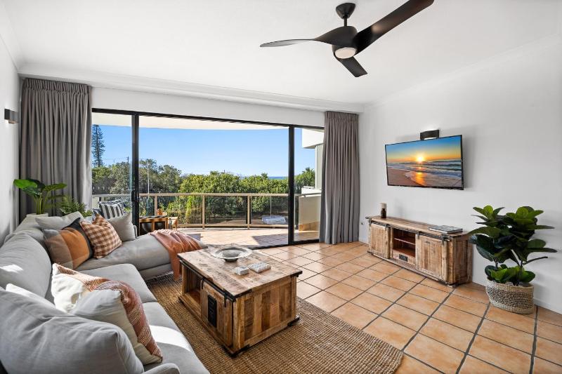 Pristine 2-Bed Apartment with Pool and Balcony - image 11