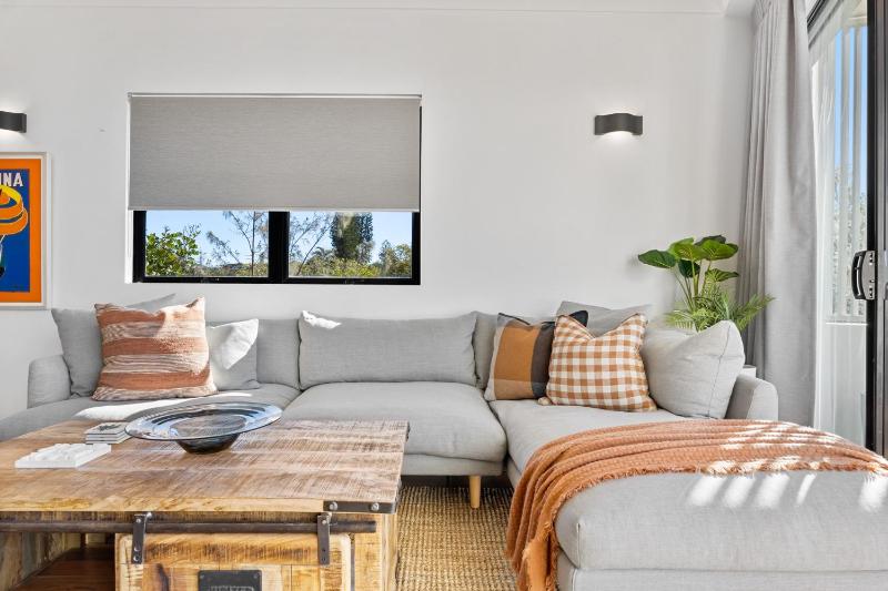 Pristine 2-Bed Apartment with Pool and Balcony - image 7