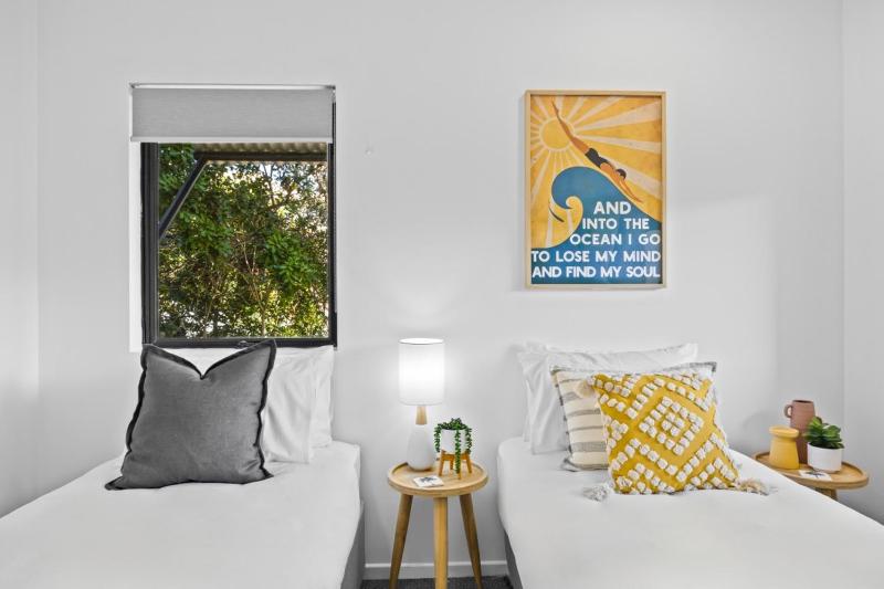 Pristine 2-Bed Apartment with Pool and Balcony - image 6