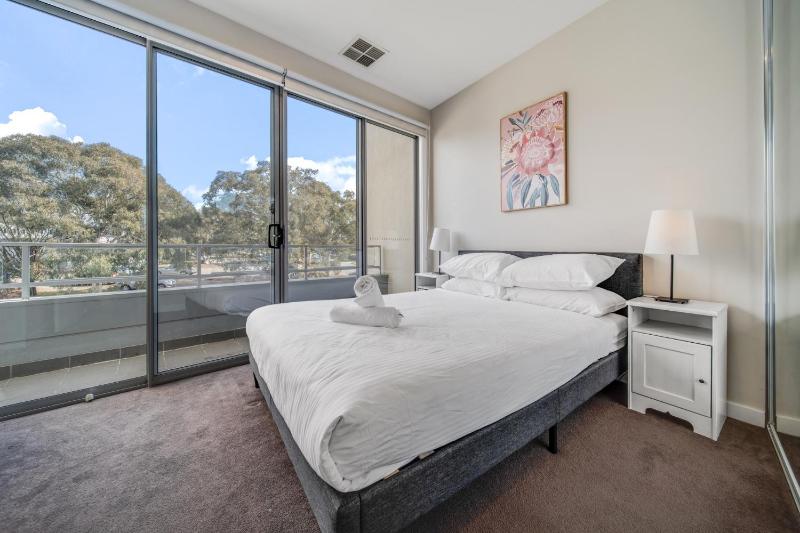 Tranquil Apartment in Green Well Connected Suburb - image 13