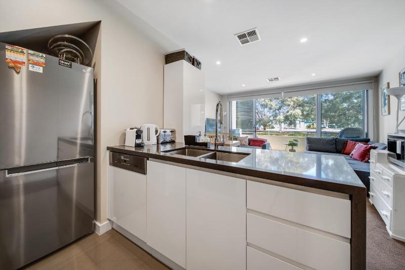 Tranquil Apartment in Green Well Connected Suburb - image 16