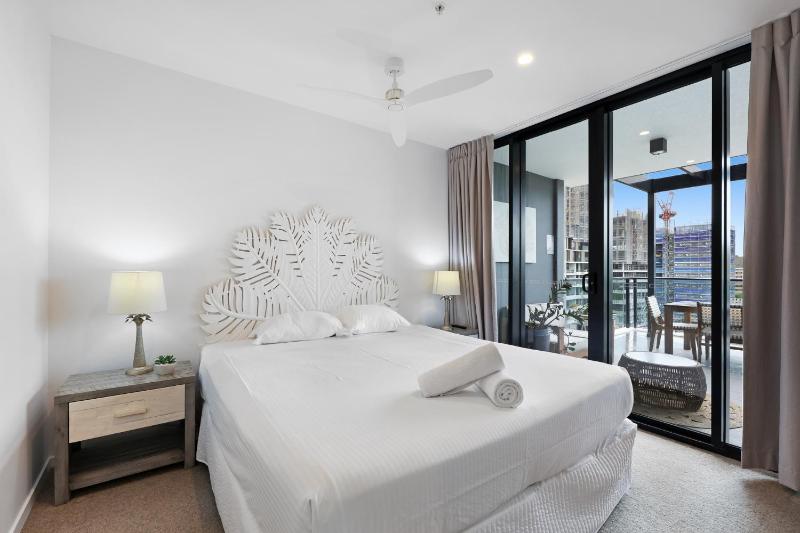 Luxe Beachfront 2-Bed With Gym Pool & Views - image 4