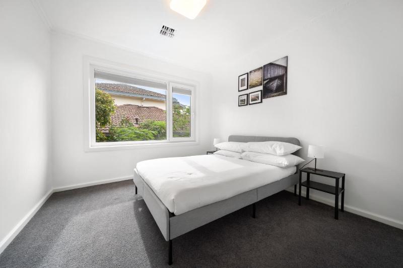 4-Bed Family Home with Spacious Backyard and BBQ - image 7