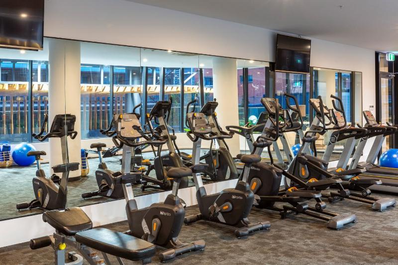 Luxe Beachfront 2-Bed With Gym Pool & Views - image 7