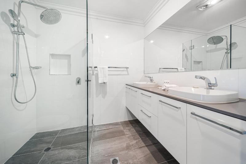 4-Bed Family Home with Spacious Backyard and BBQ - image 11