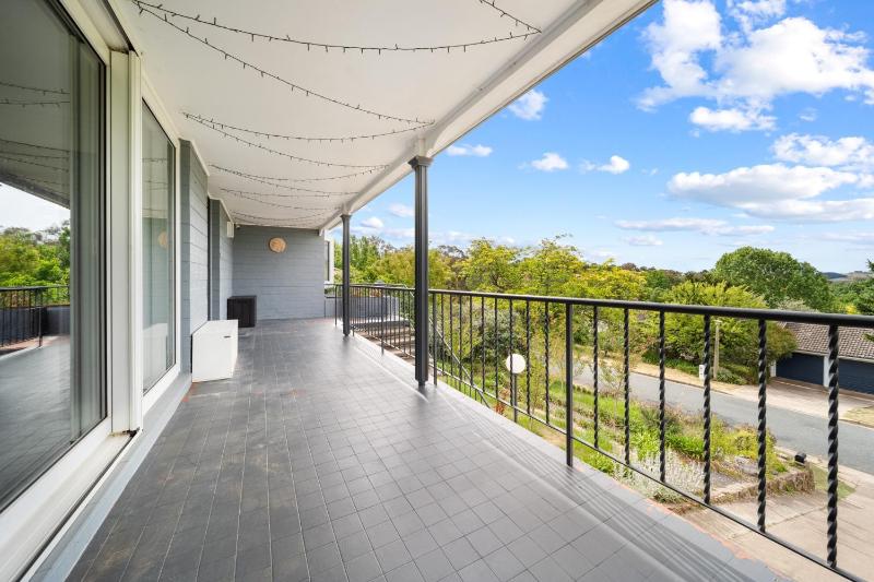 4-Bed Family Home with Spacious Backyard and BBQ - image 5