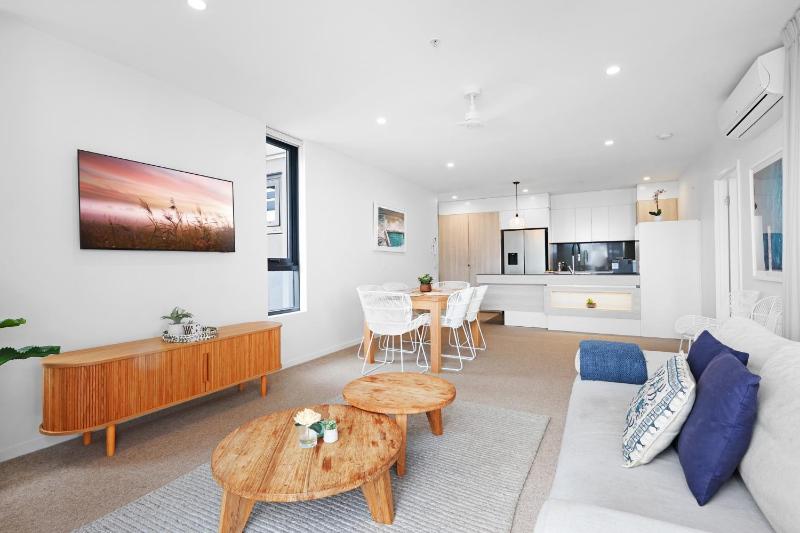 Luxe Beachfront 2-Bed With Gym Pool & Views - image 15