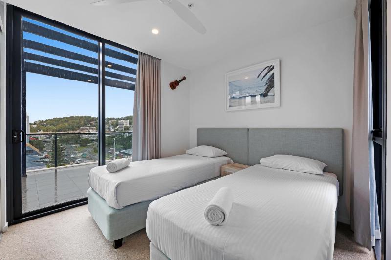 Luxe Beachfront 2-Bed With Gym Pool & Views - image 16