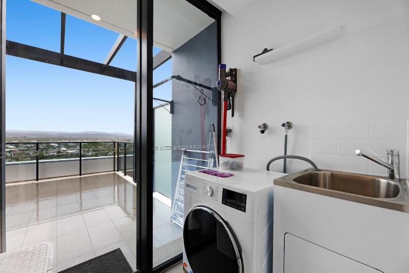 Luxe Beachfront 2-Bed With Gym Pool & Views - image 11